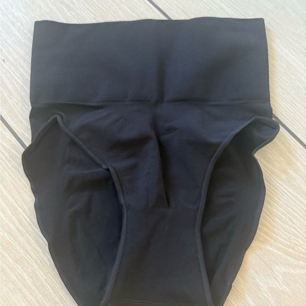 Brand new no tags SKIMS Black Shapewear/ underwear small